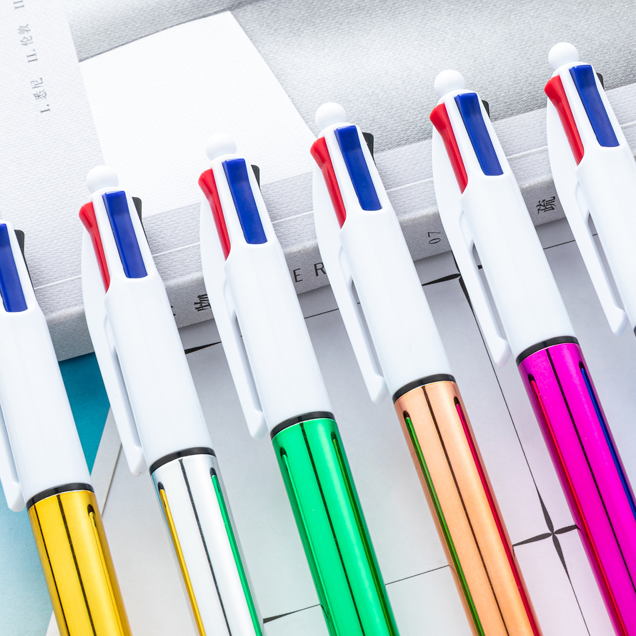 bolígrafo de bolas galvanizado UV creativo cuatro en uno de acuerdo con los pincezos de la cuenta práctica de los estudiantes clave bolígrafo de marca de regalo bolígrafo publicitario