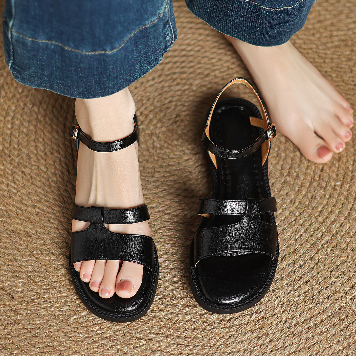Dép sandal nữ quai chữ V đế bệt hở mũi, phong cách đi biển mùa hè — màu nâu