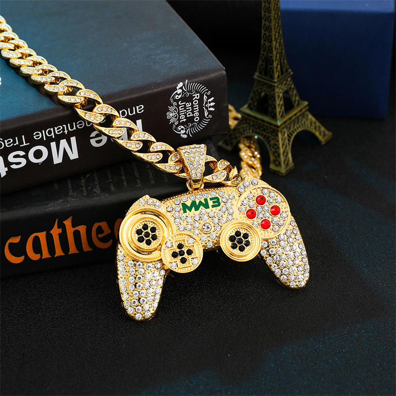 Pendentif manette de console rétro strass style hip hop_voghion.com