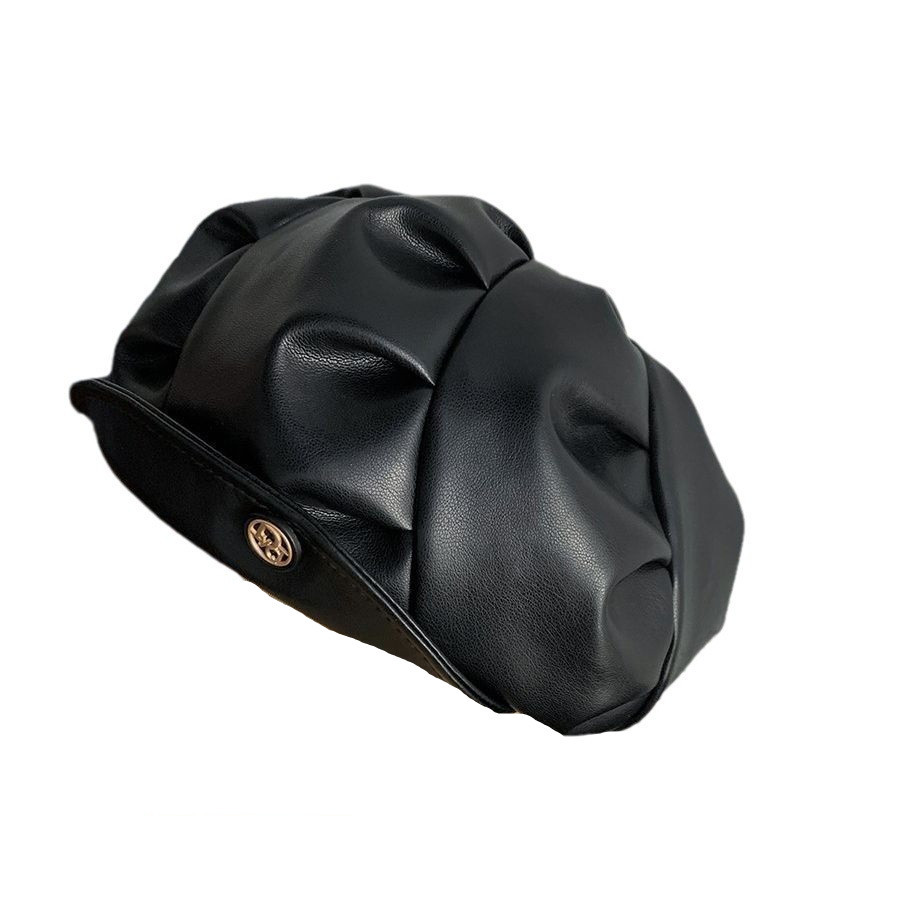 Berretto in pelle nera di alta qualità per l'etichetta di moda di strada femminile, pieghettato ed elegante, che mostra temperamento, pittore di gemme_voghion.com