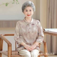 お母さんは夏服のシャツを着ています。