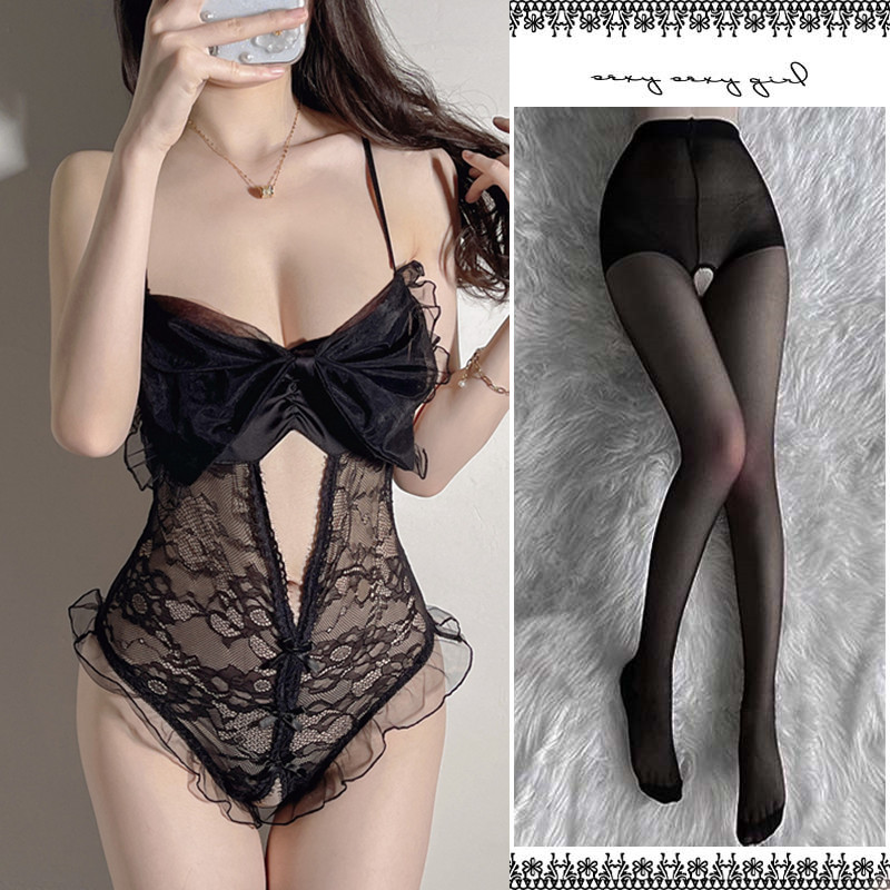 검은색 점프수트 + 검은색 오픈 양말