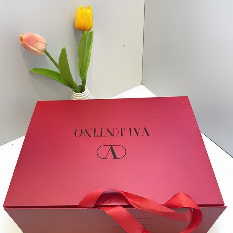 Focus on Quality, One-To-One Replica of European and American Luxury Brand Valentino Magnetic Folding Box, Can Add Printed Logo Focus on Quality, One-To-One Replica of European and American Luxury Brand Valentino Magnetic Folding Box, Can Add Printed Logo