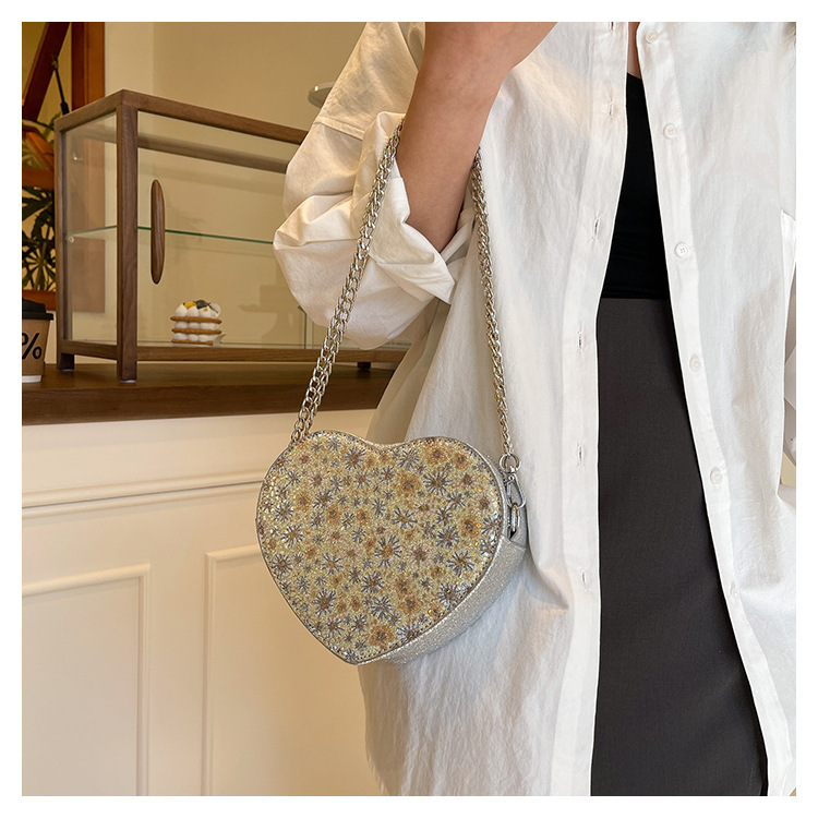 Mujeres Pequeña Cuero Sintético Forma De Corazón Ropa De Calle Cadena En Forma De Corazon Cremallera Bolsas De Hombro display picture 7