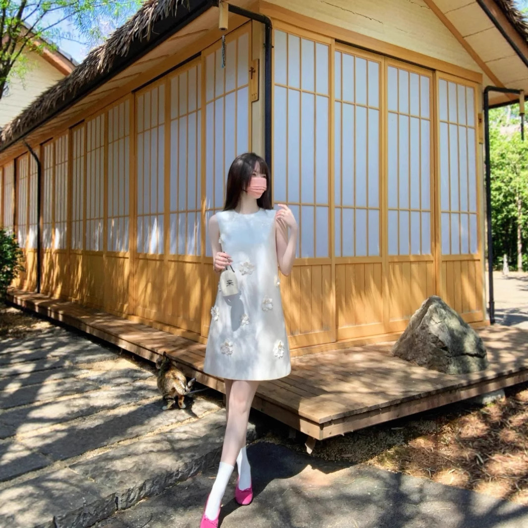Three dimensional small dress with sleeves with a round collar