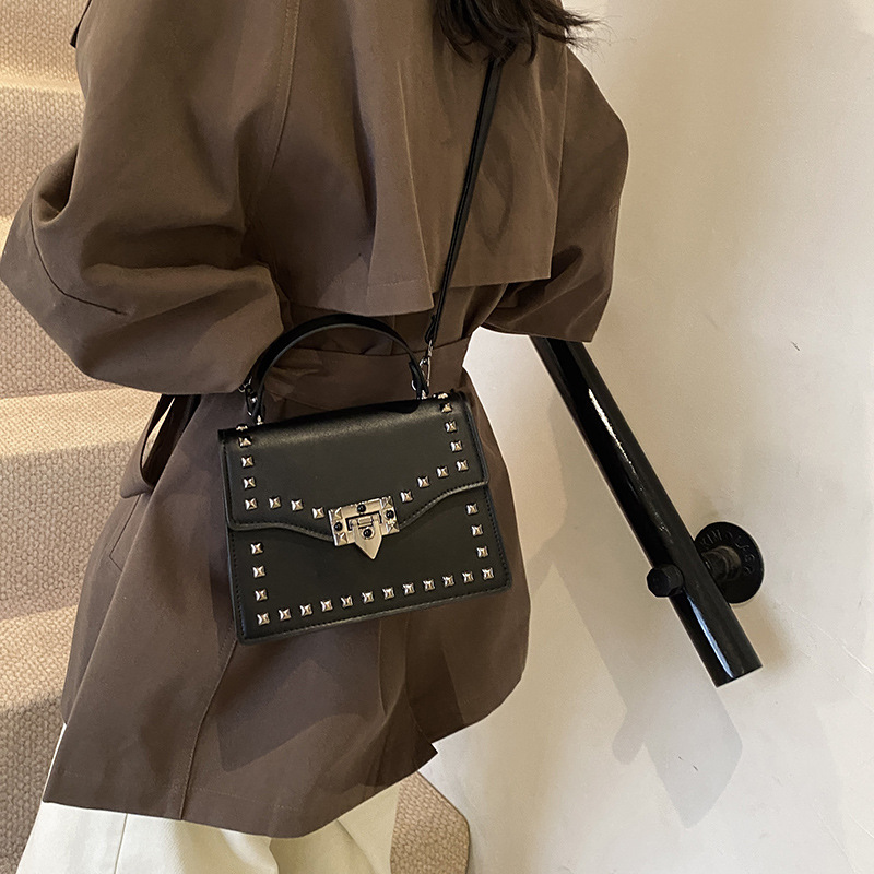 Shangxin bolso de mujer mujer 2024 remache celebridad de Internet mujer personalidad coreana moda temperamento todo fósforo bolso de mensajero pequeño bolso cuadrado