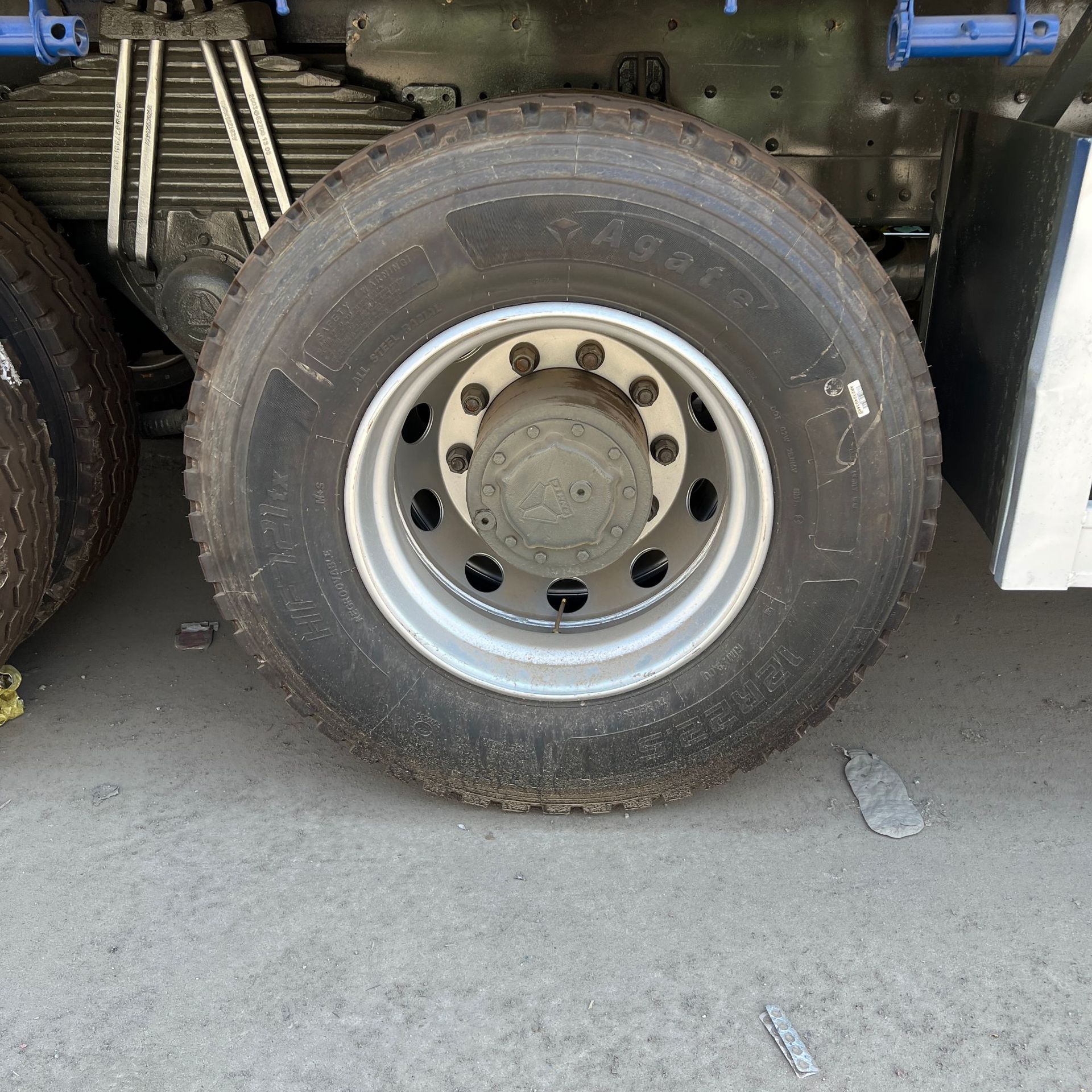 Cross-Border Export of Heavy-Duty Trucks Howo 6X4 Dump Truck Engineering Sand and Gravel Transport Truck Trailer Head