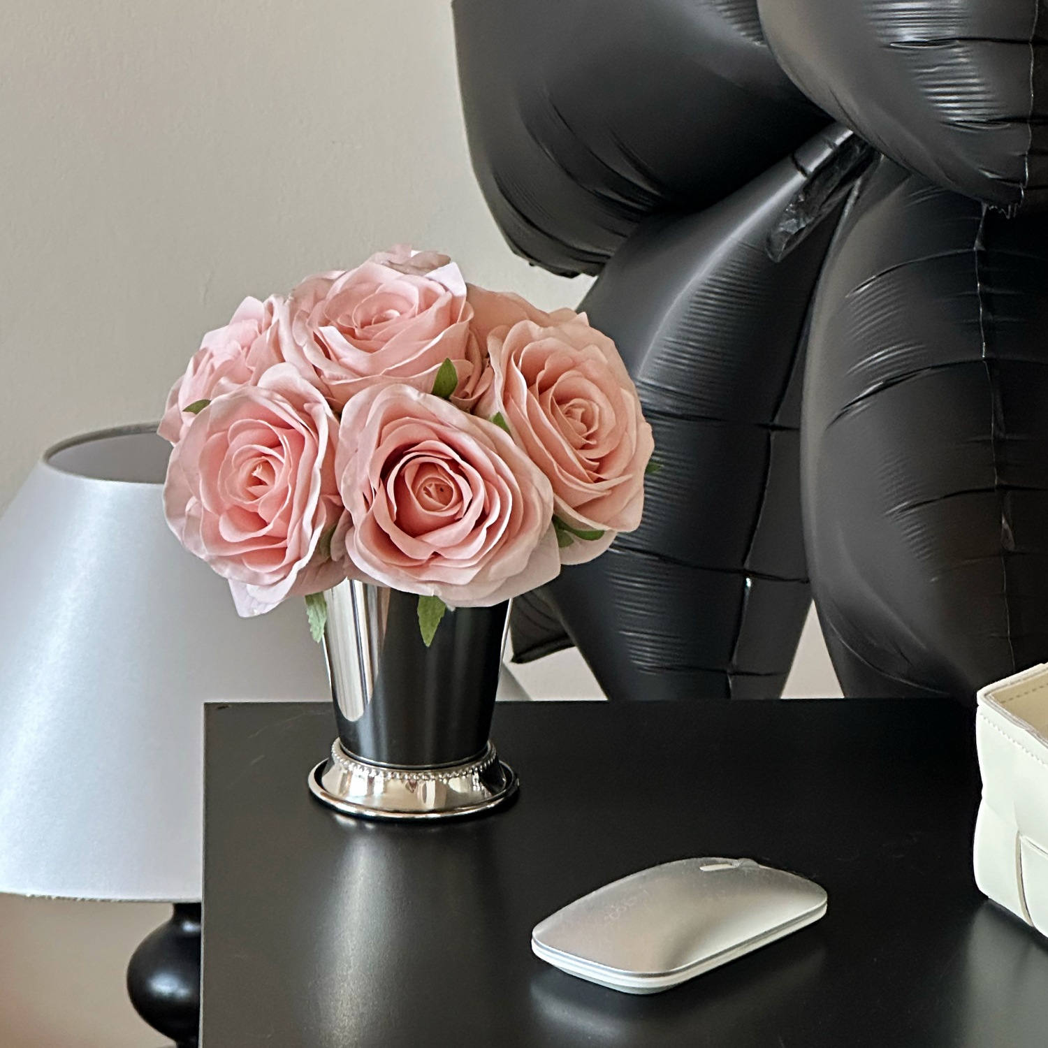 Stainless steel cup + champagne powder in hand