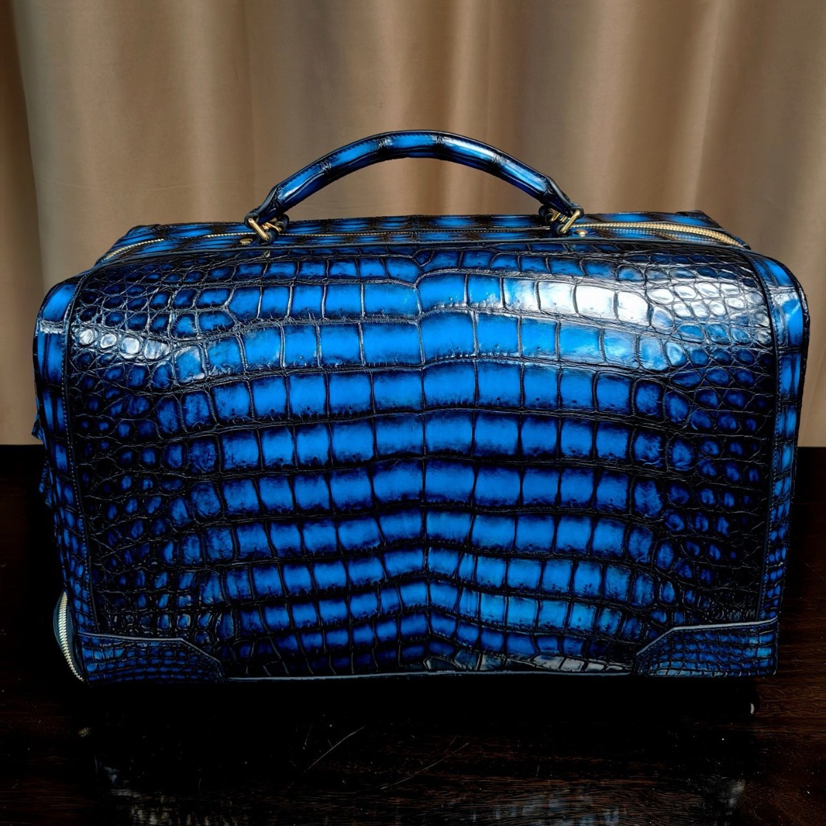 全手工制作鳄鱼皮大容量拖轮包，手工搽色，可提，可拉，可单肩背