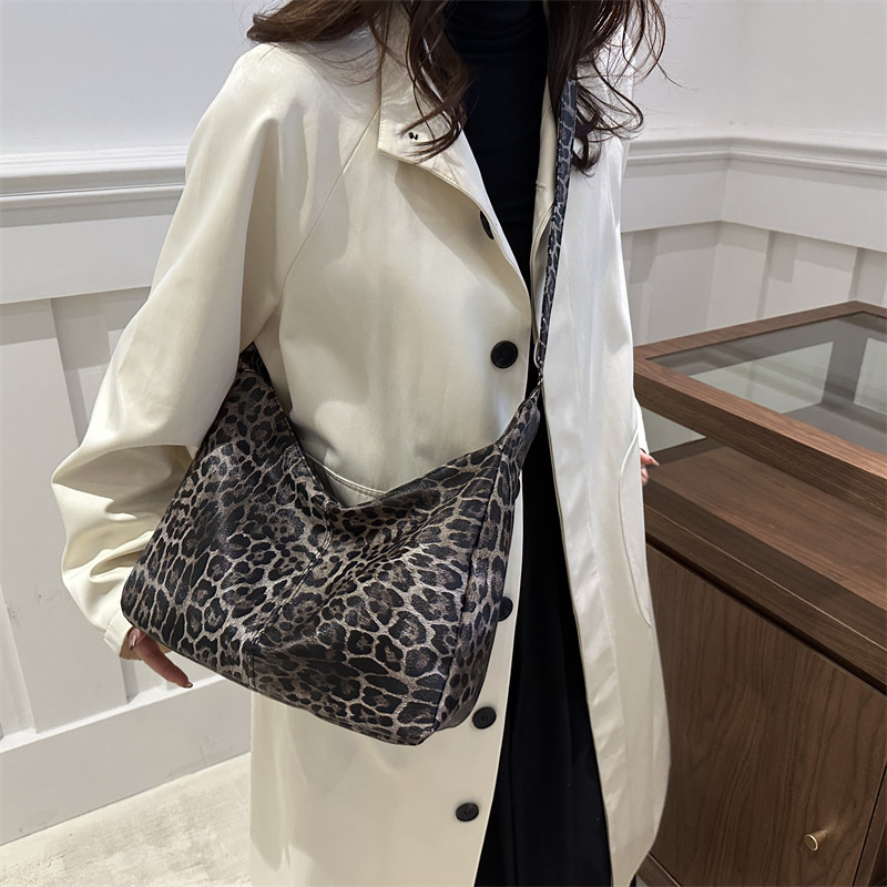 Leopardo de moda mochila de hombro de invierno 2024 nuevo estilo versátil in texturas de viaje de gran capacidad bolsa de mujer
