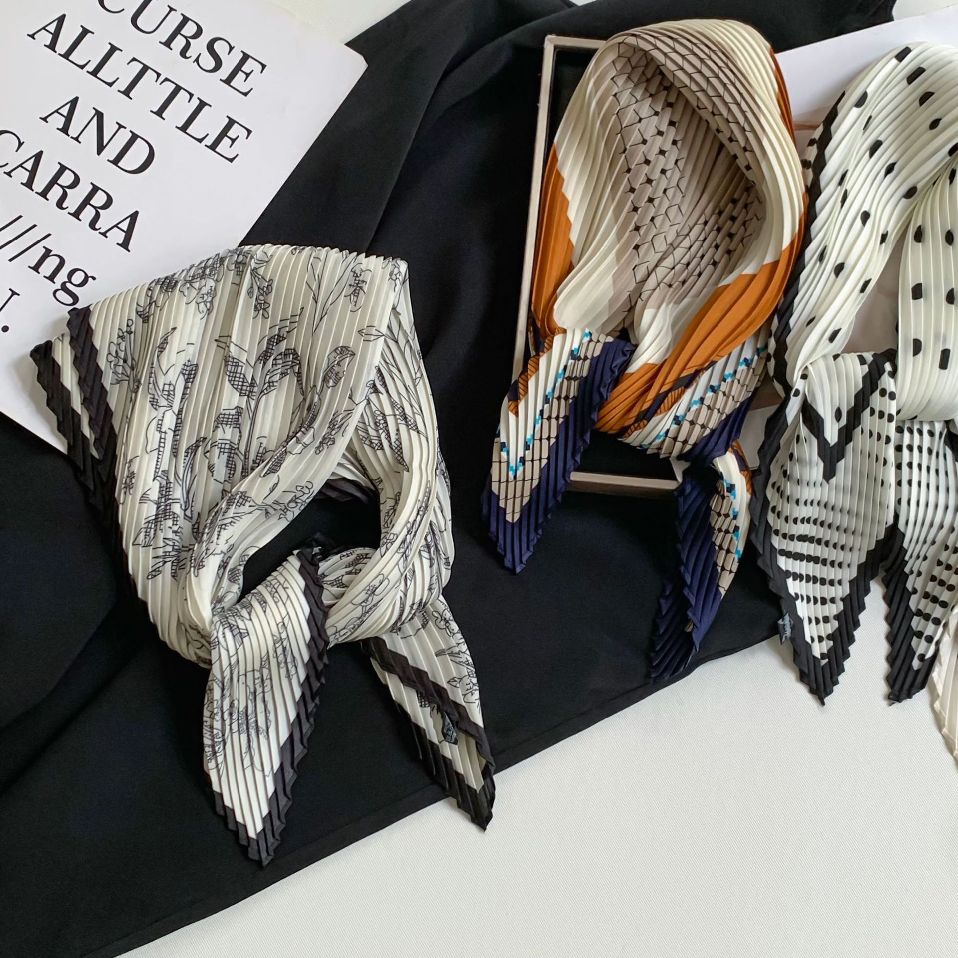 Bufanda de seda arrugada Sentido avanzado Nueva bufanda de diamante impresa de temperamento de primavera y verano Bufanda decorativa de todo fósforo Bufanda de seda atada