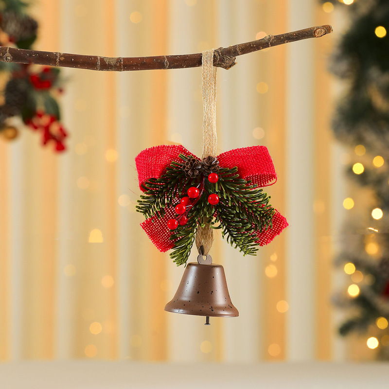 国境を越えた新しいクリスマスベルの扉にベルをかける赤果松果風鈴クリスマスツリーがクリスマス装飾品を飾っている|undefined