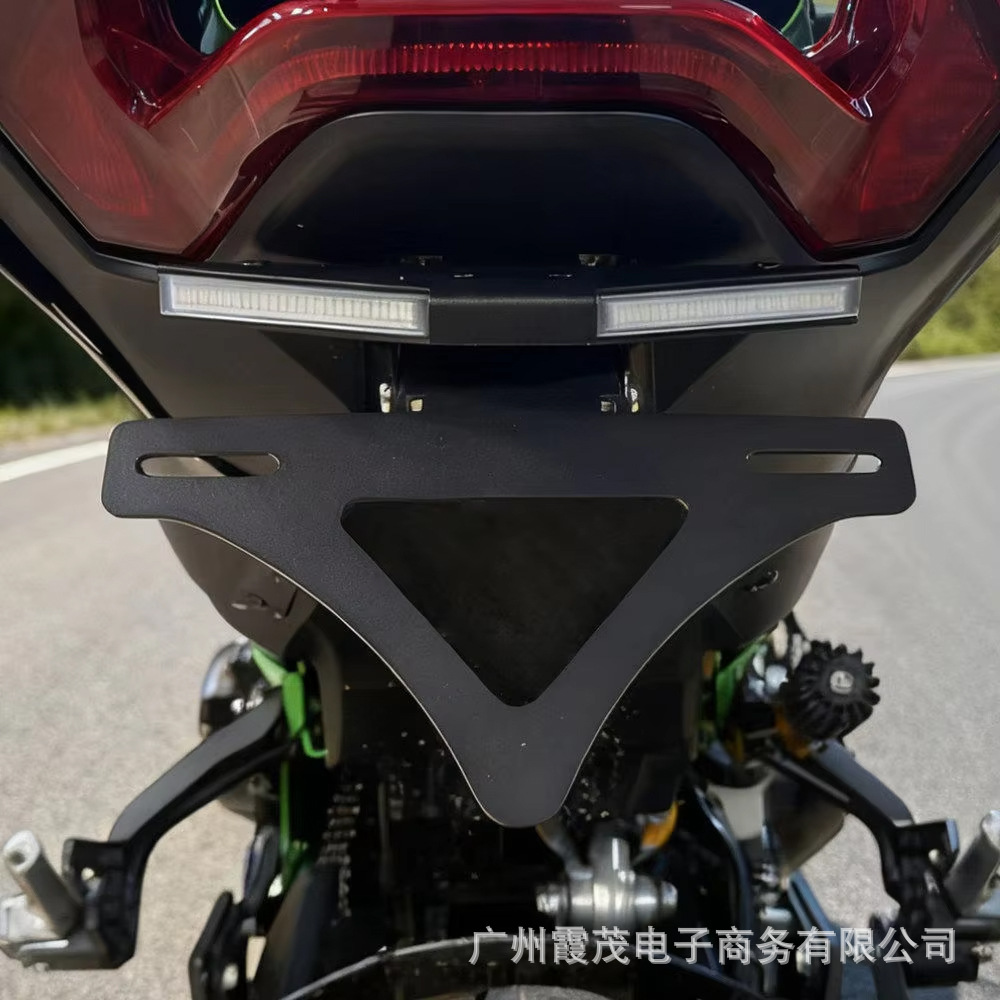 Suitable for Kawasaki Z900 2025-2026, short tail license plate with adjustable LED turn signal integrated design