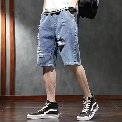 Pantalones cortos de mezclilla rasgados retro americano de moda para hombres, pantalones rectos sueltos de la calle de nicho delgado de verano