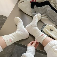 2024秋季新款女襪東大門街頭刺繡字母坑條雙針棉質透氣束腰中筒襪