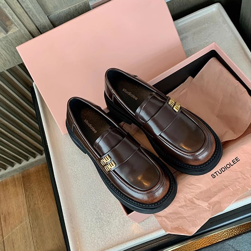 Nuevo estilo universitario de otoño y invierno de la uva madre Miao perezoso con un solo zapato de botón de metal Lefour zapatos de cuero para mujeres