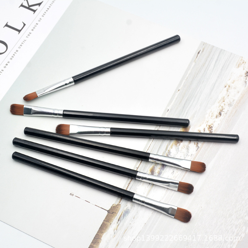Factory direct single makeup brush new eye shadow brush beginner portable beauty makeup brush lip brush wholesale