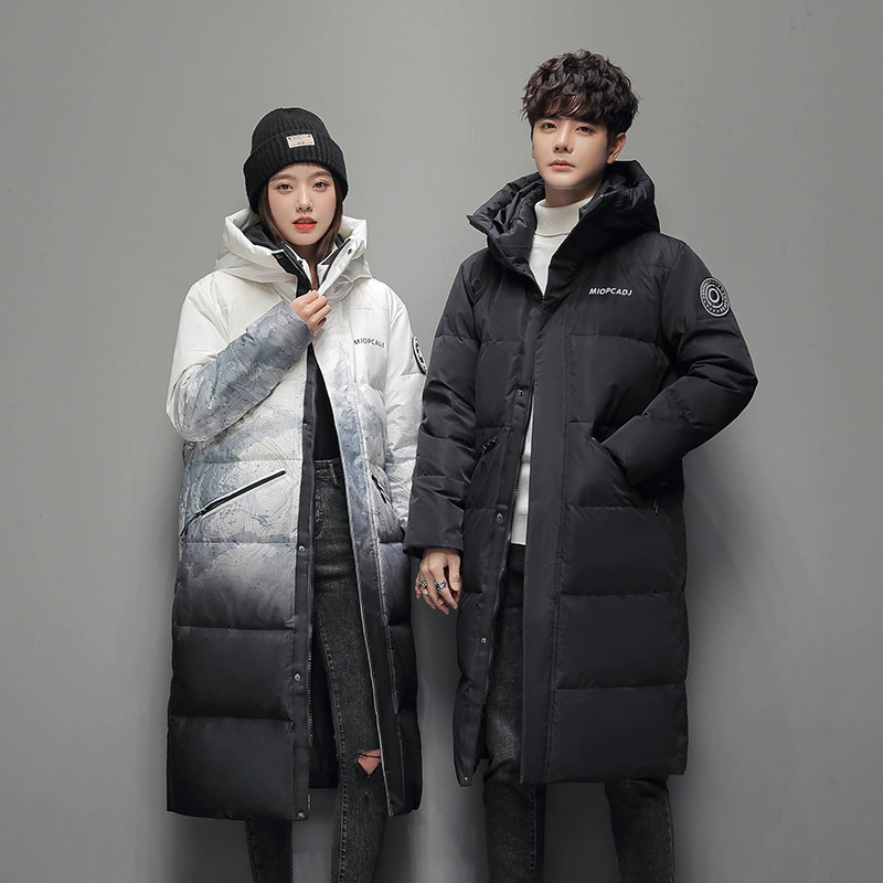 Новогодний пуховик больших размеров для полных зимних пар, мужской утолщенный длинный пуховик выше колена с градиентом и капюшоном 127.