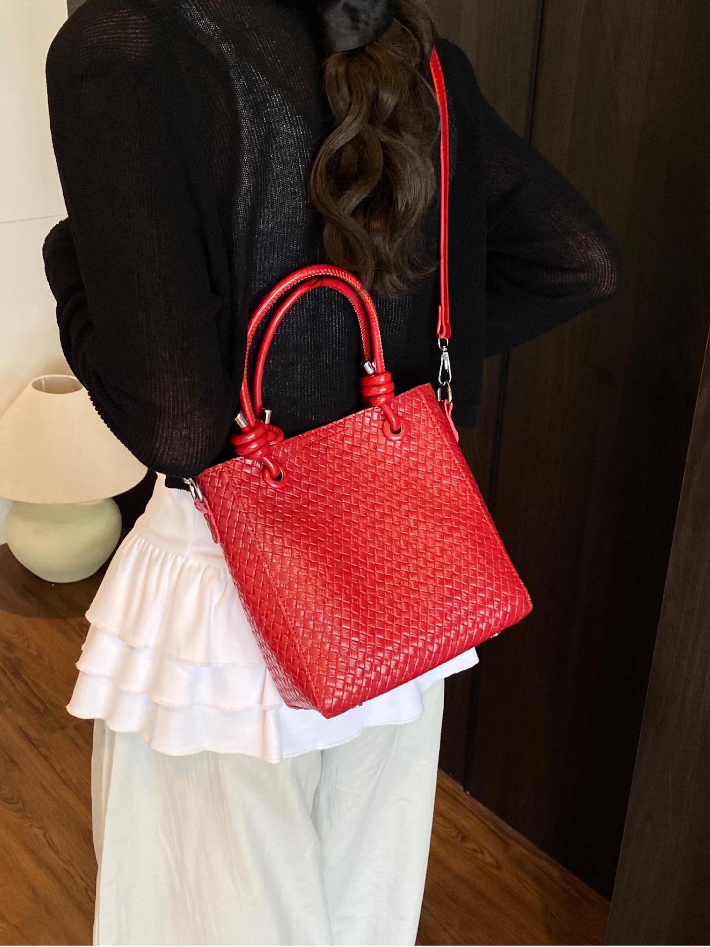 Bolso de cubo portátil tejido de comercio exterior femenino 2025 nuevo estilo estilo estilo occidental todo-fósforo bolso de mensajero de fuego súper casual simple