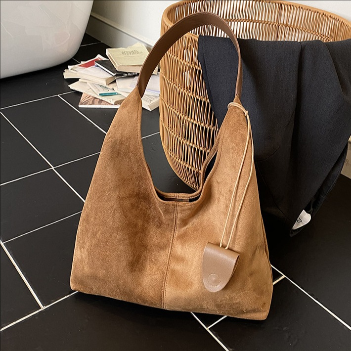 2025 New Autumn and Winter Suede Bucket Bag Large Capacity Commuter Shoulder Tote Bag Women's Retro Armpit Mother-In-Law Bag