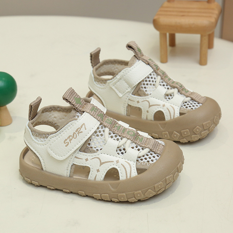 Sandalias deportivas de moda para niños estilo neumático, modelo nuevo de verano 2026, sandalias casuales de punta cerrada para niñas, sandalias para bebés que empiezan a caminar