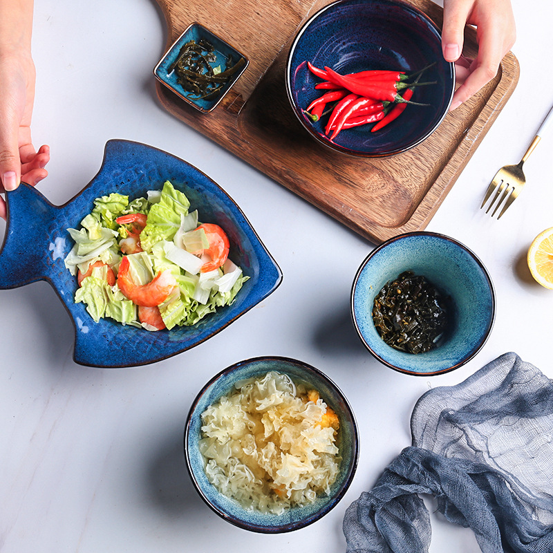 Placa de cerámica de forma especial creativa de estilo japonés hogar plato de pescado azul al por mayor horno esmalte vajilla suministro directo de fábrica placa de cerámica
