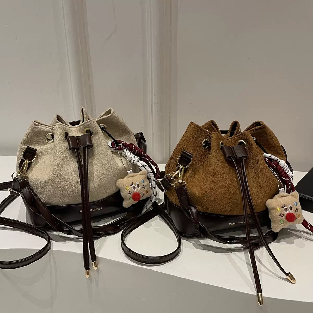 小众设计休闲个性磨砂皮水桶包时尚新款2025秋冬季单肩斜挎包