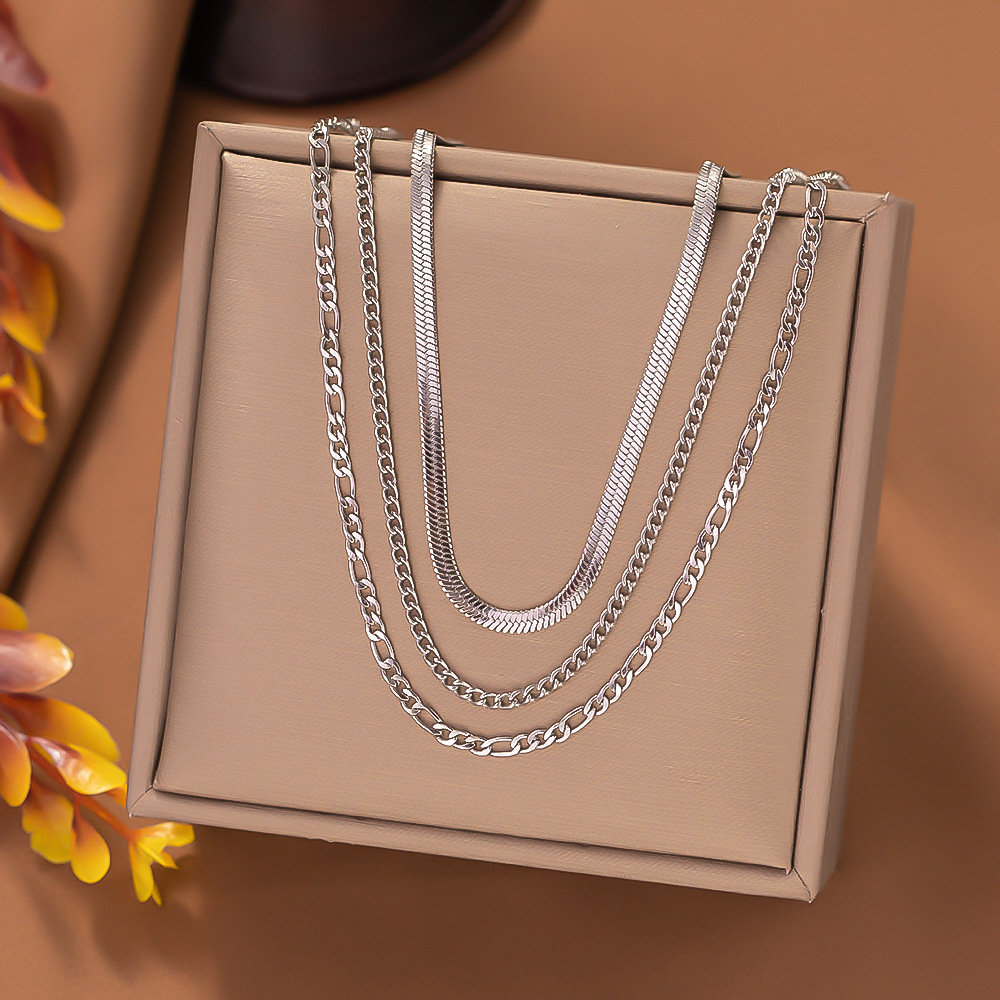 [collar de acero de titanio dorado + acero] collar de amor de nicho con cadena de clavícula avanzada en la moda de lujo ligero femenino