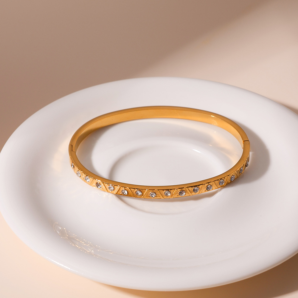 AliExpress estilo explosivo lado estrecho acero de titanio CNC tallado en forma de V circón de alta calidad con hebilla pulsera de oro real de 18K