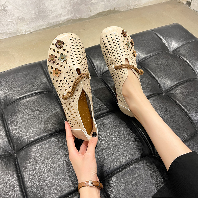 Summer New Style Mother Shoes Women's Trendy Retro Style Hollow Breathable Cave Shoes Ethnic Style Soft Sole Middle-aged and Elderly Sandals