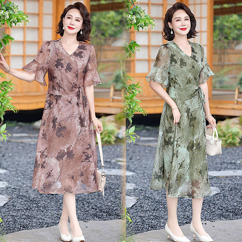 Middle-aged women's clothing 2025 summer new women's clothing dress V-neck western style mother waist slimming skirt mid-length skirt Middle-aged women's clothing 2025 summer new women's clothing dress V-neck western style mother waist slimming skirt mid-length skirt