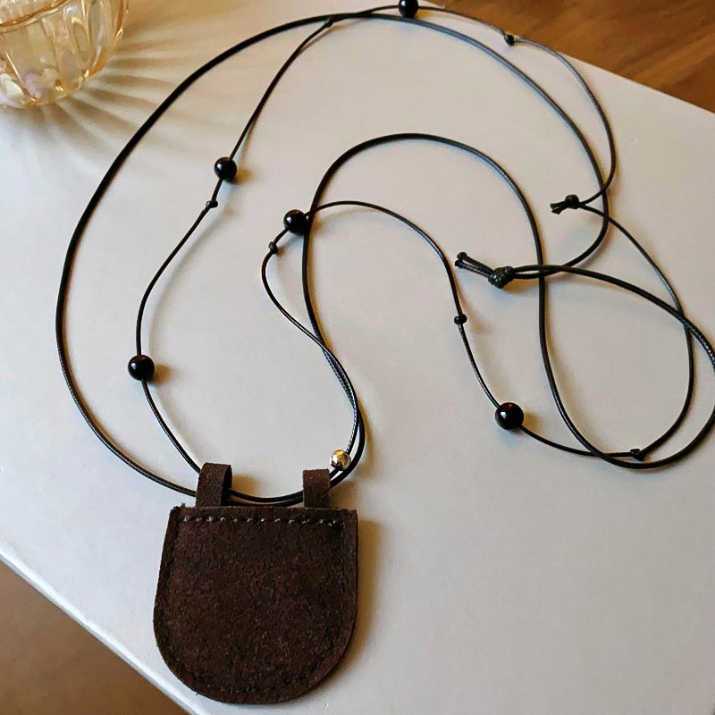 Minimalista para usar accesorios de moda de estilo cóncavo cuello halter mini bolso pequeño diseño exquisito mini bolso de media luna collar mujer