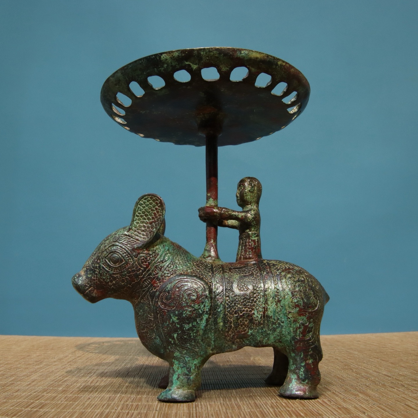 仿春秋仿古青铜器山西长治出栖背立人擎盘做旧灯盘水盘摆件汉代鹿