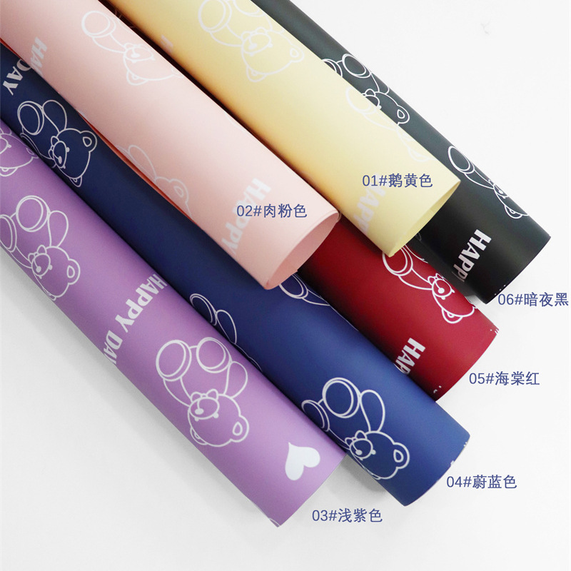 Fábrica de fiestas de flores al por mayor nuevos productos de dibujos animados oso patrón de flores papel de embalaje impermeable regalo papel de embalaje de flores