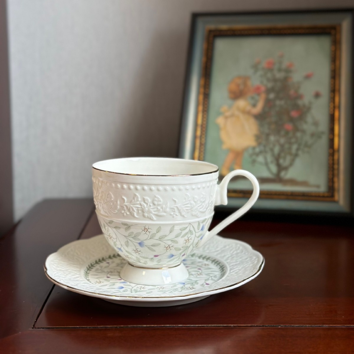 Taza de café en relieve británica ligera, transparente, elegante y fresca, taza de café de la tarde, taza de café, taza de restaurante premium