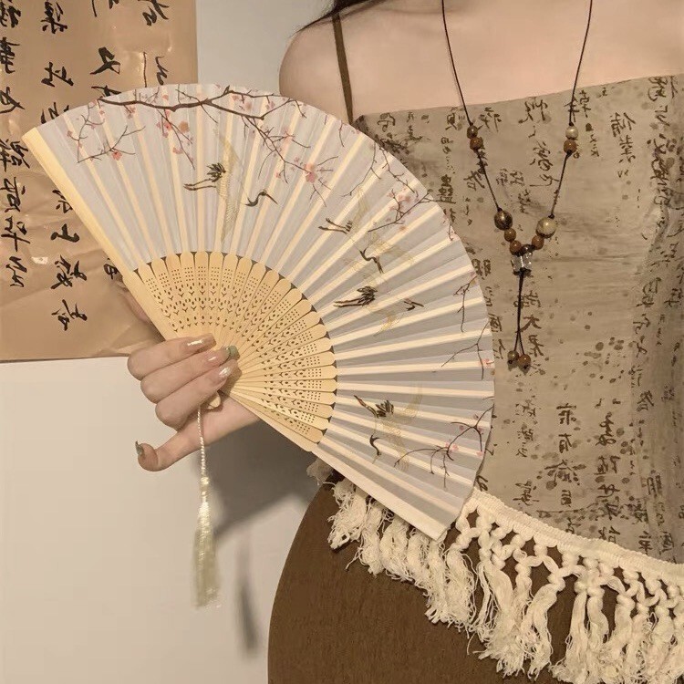 新しい中国式の折り畳み扇子の古風な夏の漢服の女性のチャイナドレスのダンスの扇子は携帯して写真を撮ります。|undefined