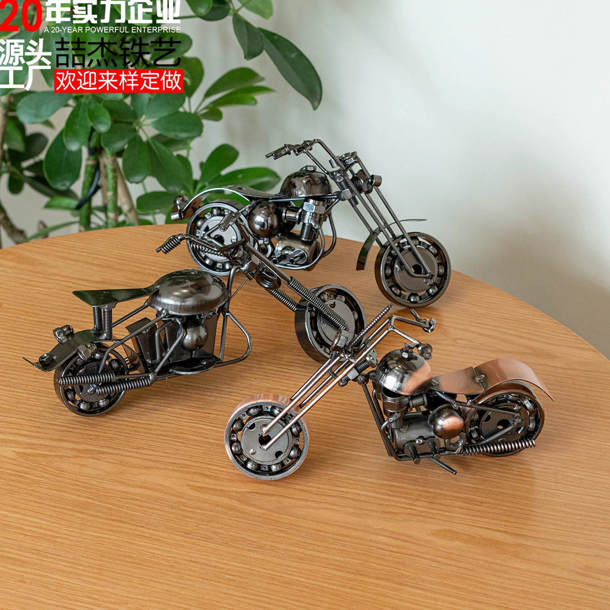 Сувениры в виде декоративных элементов, модели мотоциклов из металла, украшения для винных шкафов, декоративные изделия ручной работы, креативные подарки для бизнеса.