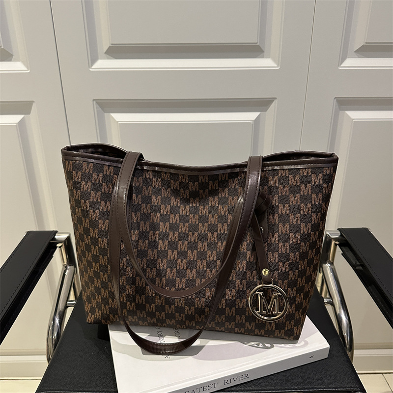 Bolsos de gran capacidad para mujer 2025 nueva primavera y verano todo-fósforo diseño de nicho clase bolso de viaje de un solo hombro bolso portátil