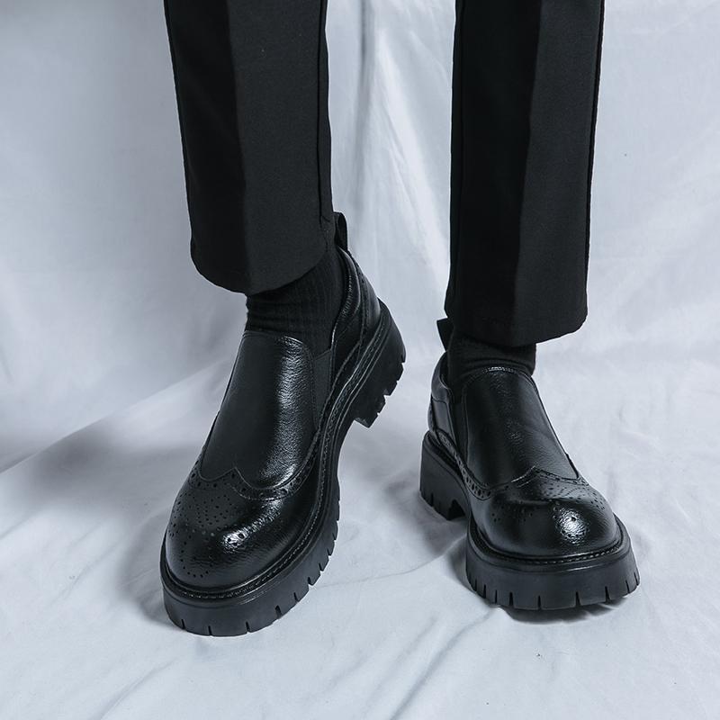 2025 modelos de primavera y otoño Bullock zapatos de cuero casuales artesanales tallados moda para hombres ropa formal de negocios zapatos de trabajo