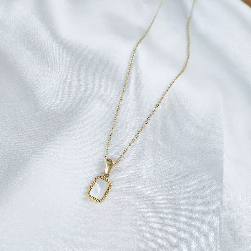 精致小巧贝母方牌钛钢项链女轻奢风小众气质玻珠链冷淡风百搭颈链