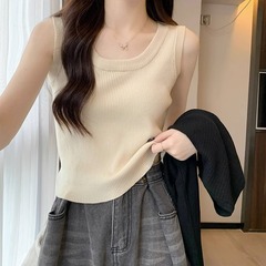 袖のない外にストラップ工字ベストを着ている女性の夏の氷糸の薄いニットの中に、光を防ぐために上着を着ている