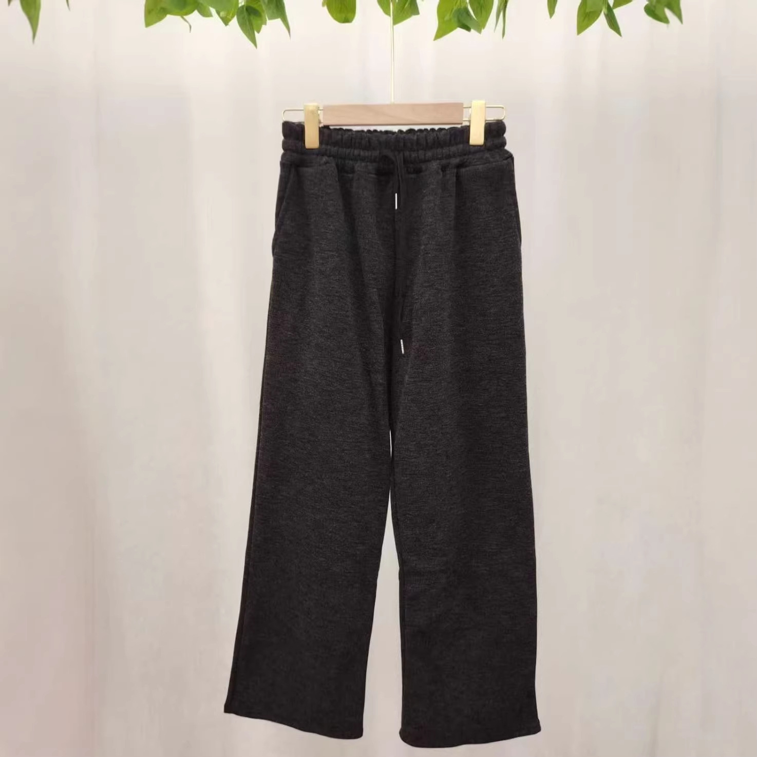 Otoño y invierno de 2025, cintura elástica, estampado en herringbone, pantalones casuales de piernas anchas y pantalones largos. image 3