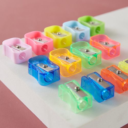 Cute candy-colored small pencil sharpener student single-hole pencil sharpener plastic cartoon creative manual pencil sharpener wholesale