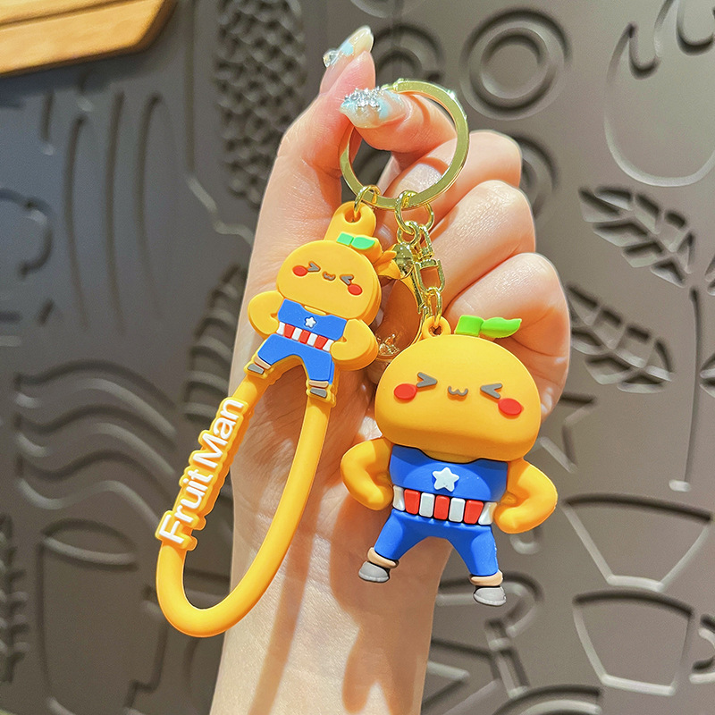 Fruita superhéroes llaveros femeninos lindos dibujos animados Iron Man bolsos de pareja colgante pequeño regalo al por mayor