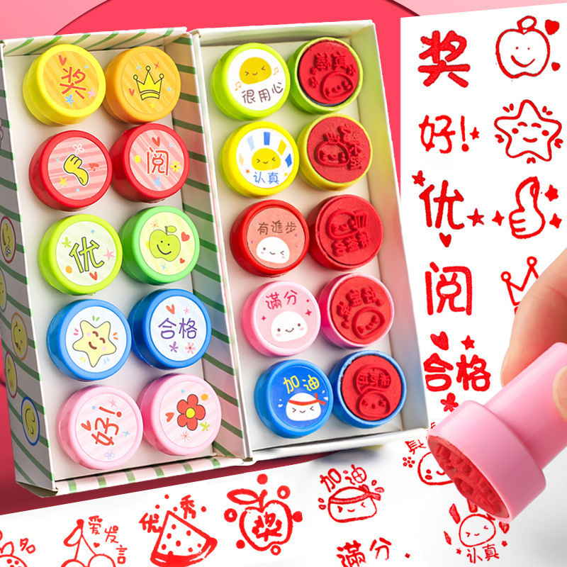 夜市の屋台、小物、義烏の赤い光る小さなおもちゃ、子供向けギフトを販売する屋台|undefined