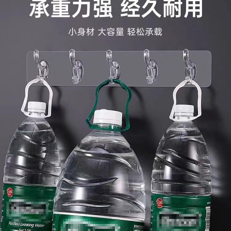 ドアの後ろに衣類やタオルを掛けるための穴を開けずにフックが付いており、キッチン用の透明で跡が残らない粘着フックが連続して貼り付けられています。|undefined