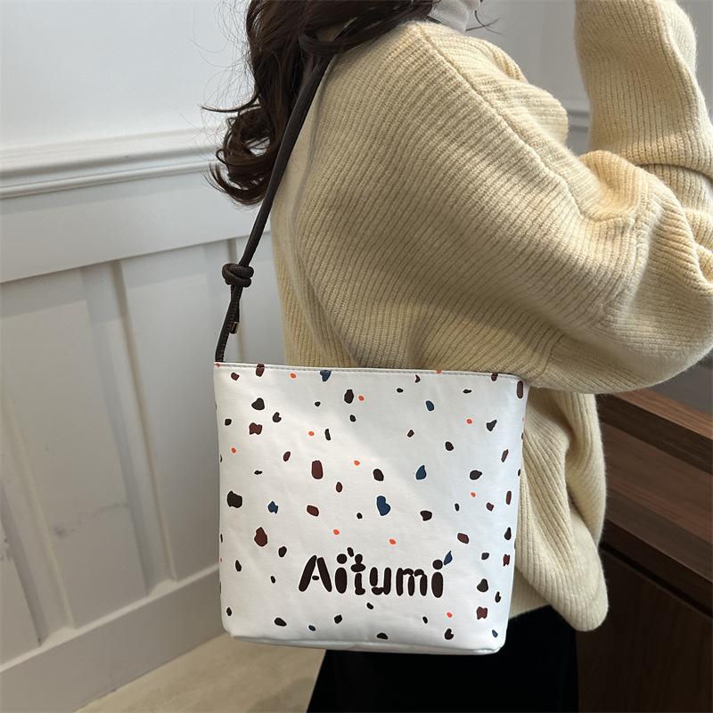 Bolso de mujer en línea 2024 invierno nuevo estilo de moda simple texturas retro estilo extranjero estilo coreano simple bolso de cubo de viaje