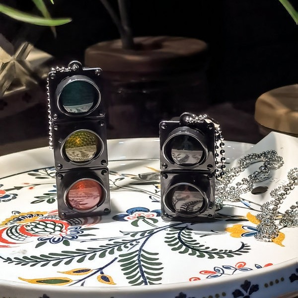 批发创意迷你电子红绿灯人行灯钥匙扣背包挂件LED发光珠链挂件