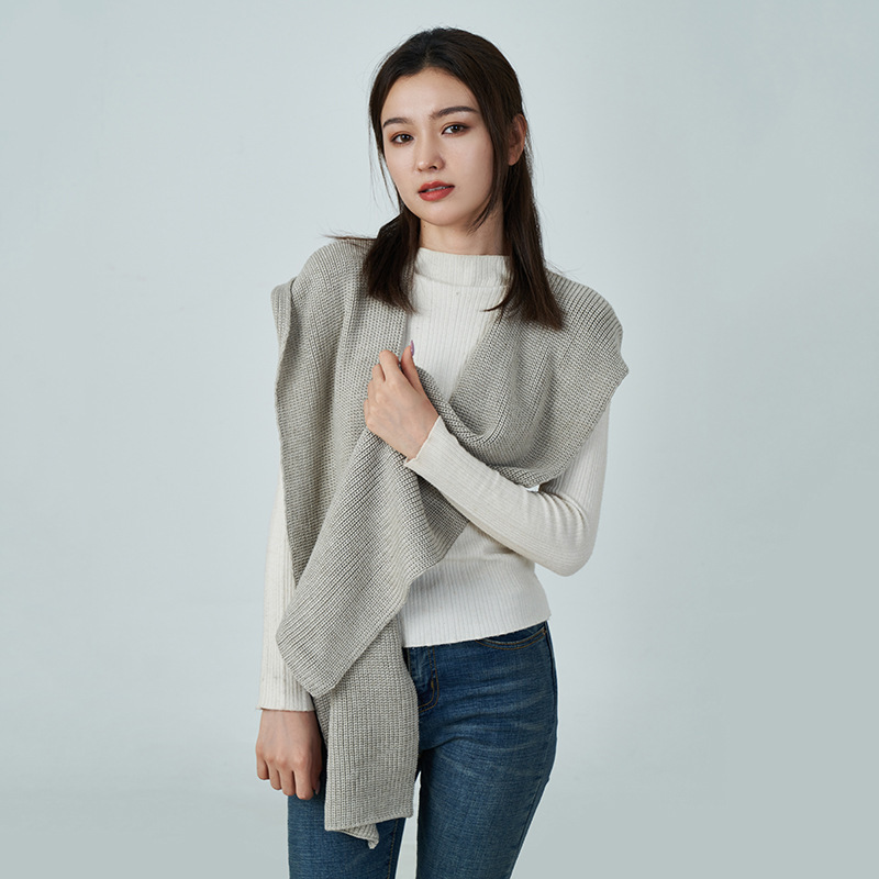秋冬ウールの糸の外に帽子付きの小さいショールのニットを掛けて、保温のカシミヤのマフラーを厚くします。|undefined