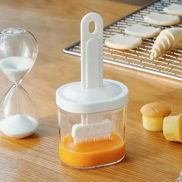 Heat-resistant silicone oil dispenser for home use